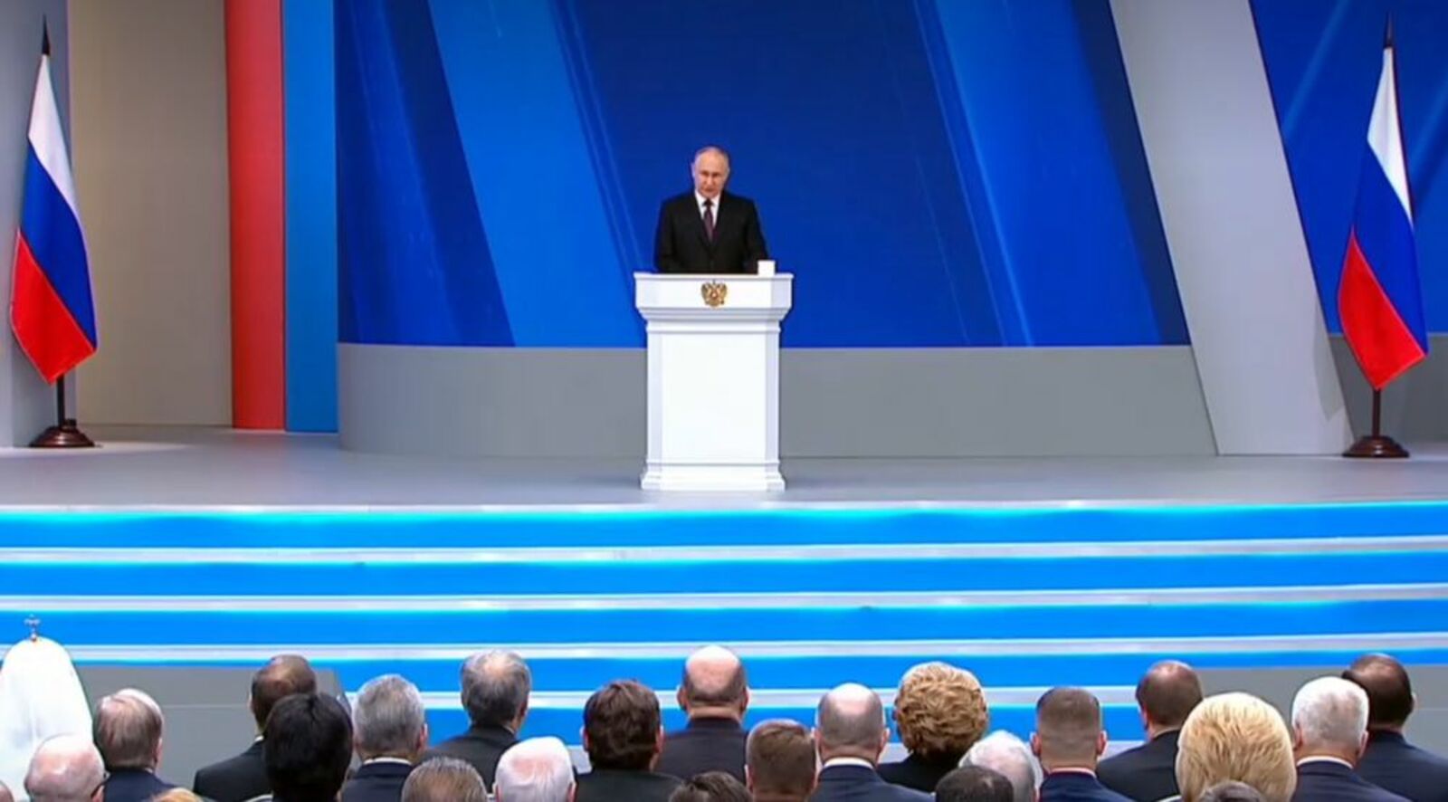 Президент России Владимир Путин начал выступление с посланием к Федеральному Собранию