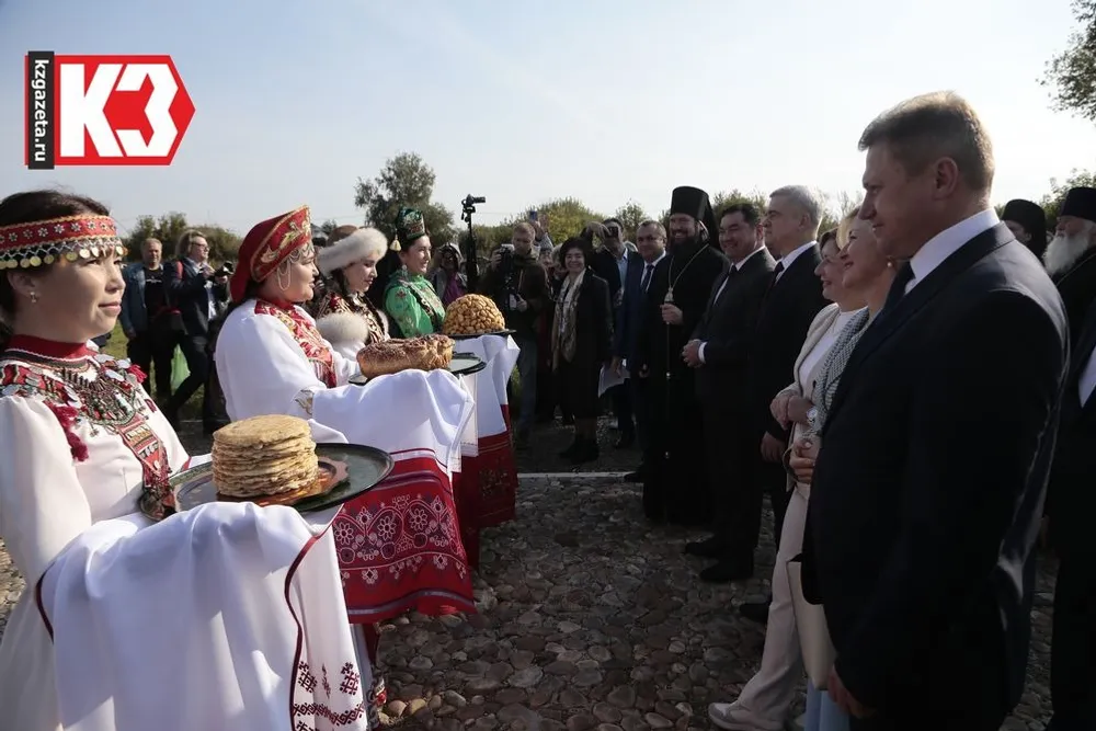 Почётных гостей встречали хлебом-солью, чак-чаком и блинами. Фото: Руслан Никонов, «КЗ».