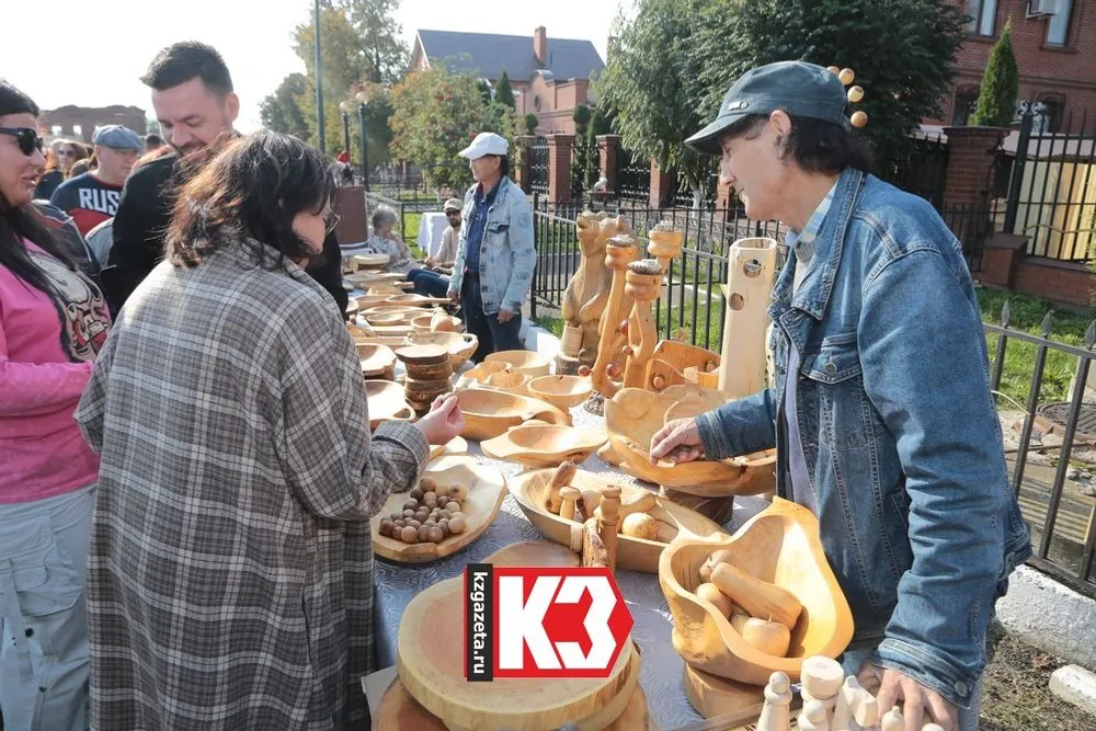 Аллея народных умельцев удивляла разнообразием изделий ручной работы. Фото: Руслан Никонов, «КЗ».