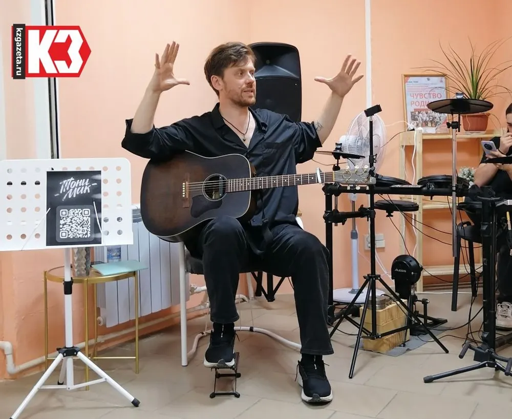 Антон Макаров, лидер группы «Тони Мак», увлечённо рассказывал о своём творческом пути. Фото: Елена Аллаярова, «КЗ».