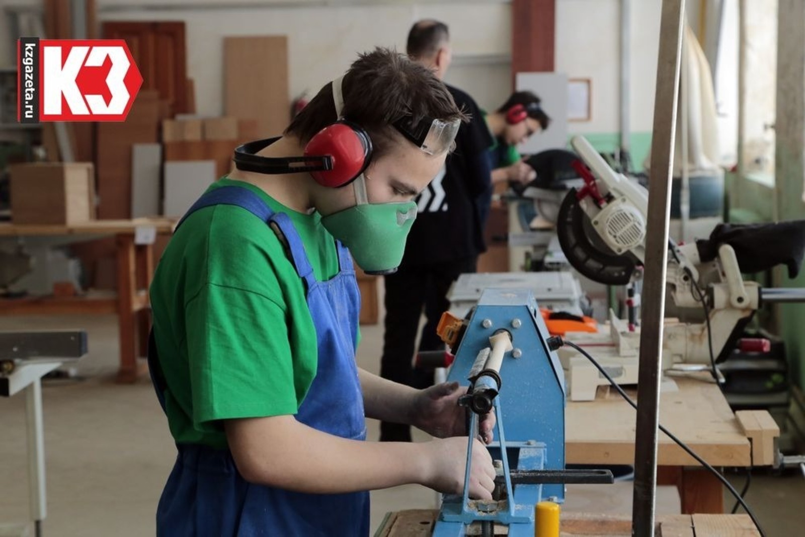 В мастерской НМПК конкурсанты работают с ценными породами дерева. Фото: Руслан Никонов, архив «КЗ».
