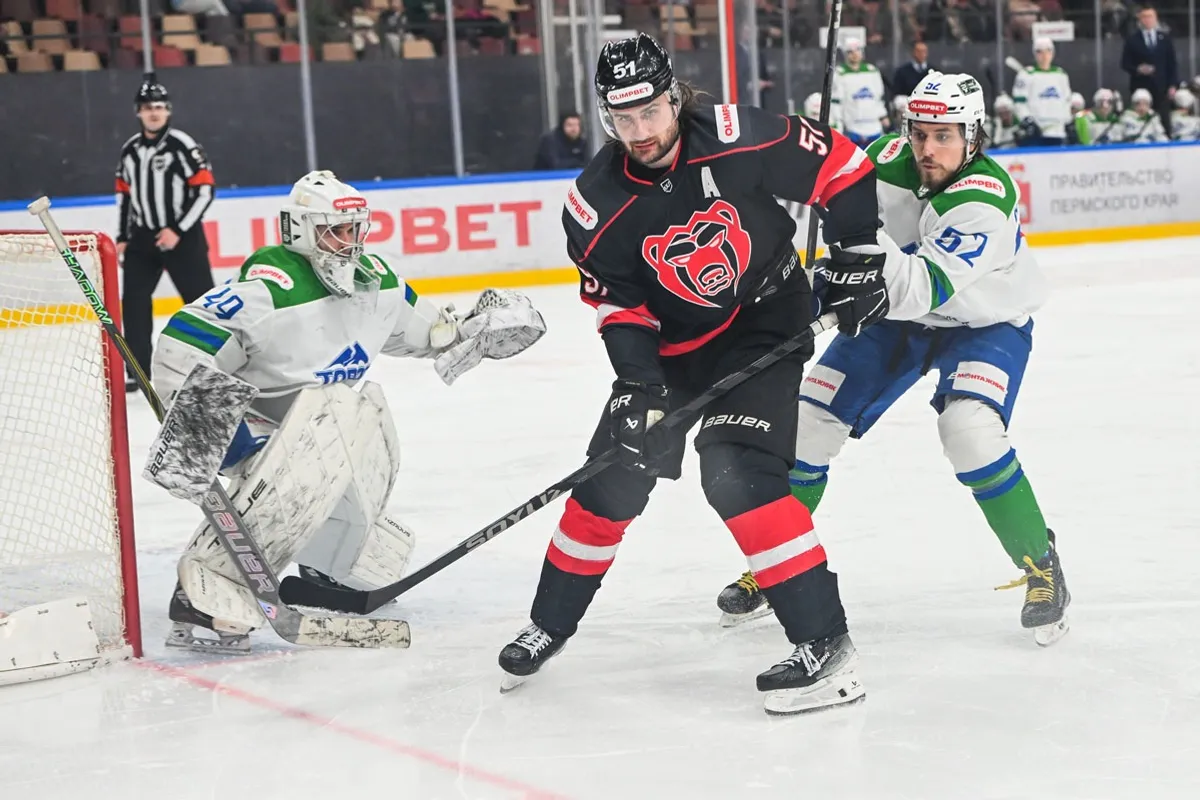 Пресс-служба ХК «Молот». https://hc-molot.ru/ Кицын и Колганов перед воротами Брагинского