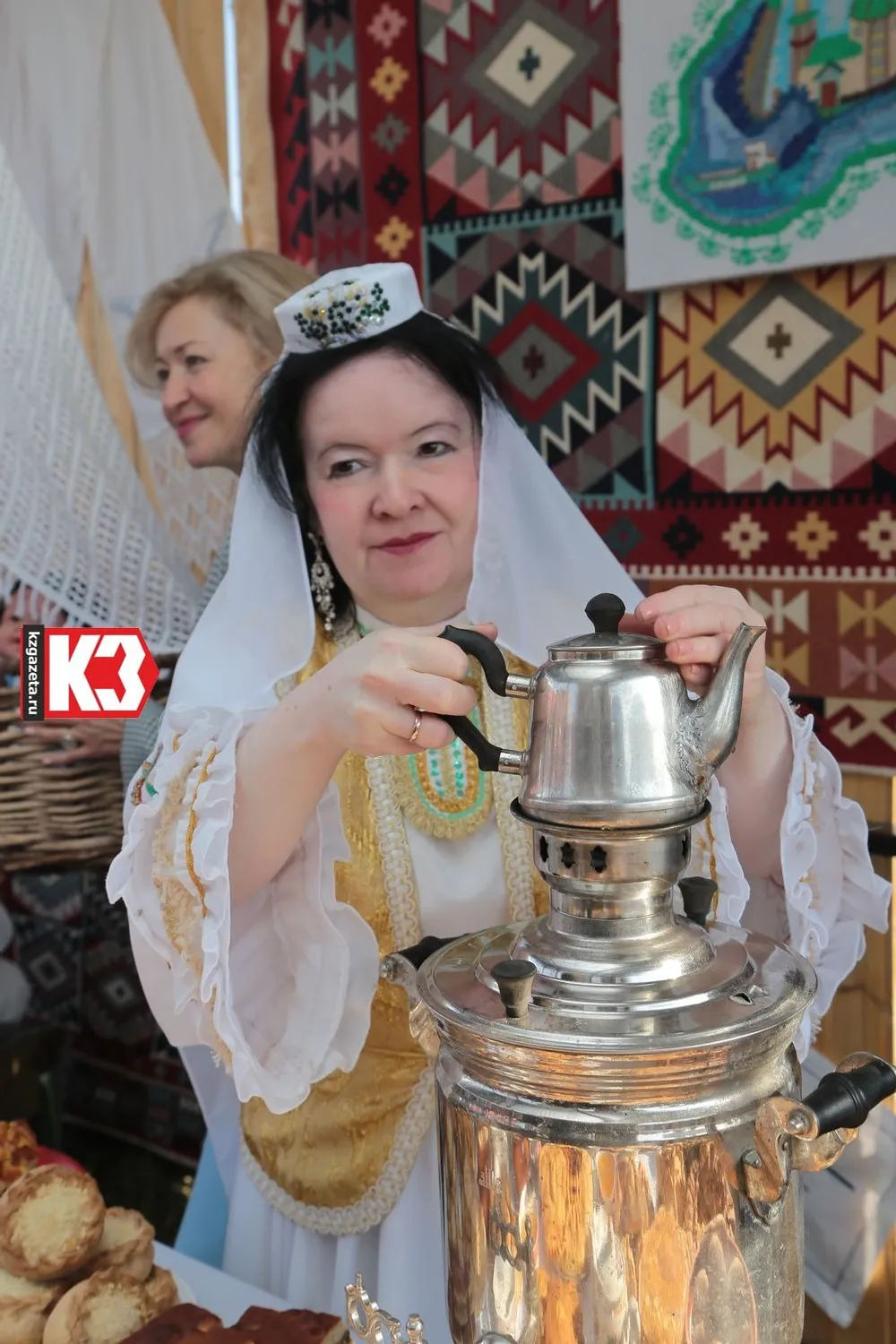 Приветливые хозяюшки привечали в национальных подворьях. Фото: Руслан Никонов, «КЗ».