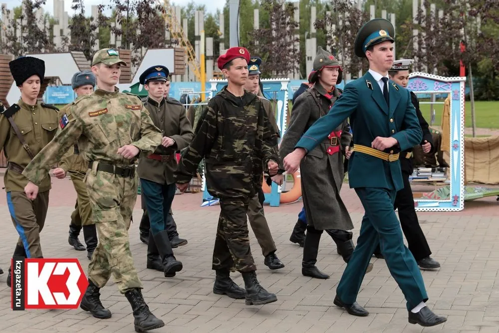 Показ военной формы от будёновских времён до наших дней. Фото: Руслан Никонов, «КЗ».