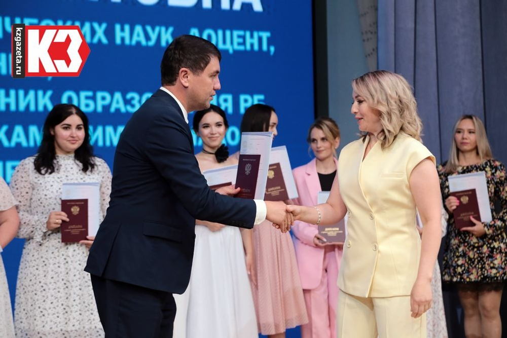 Глава администрации Эльдар Валидов лучшим выпускникам медколледжа вручает красные дипломы. Фото: Руслан Никонов, «КЗ».
