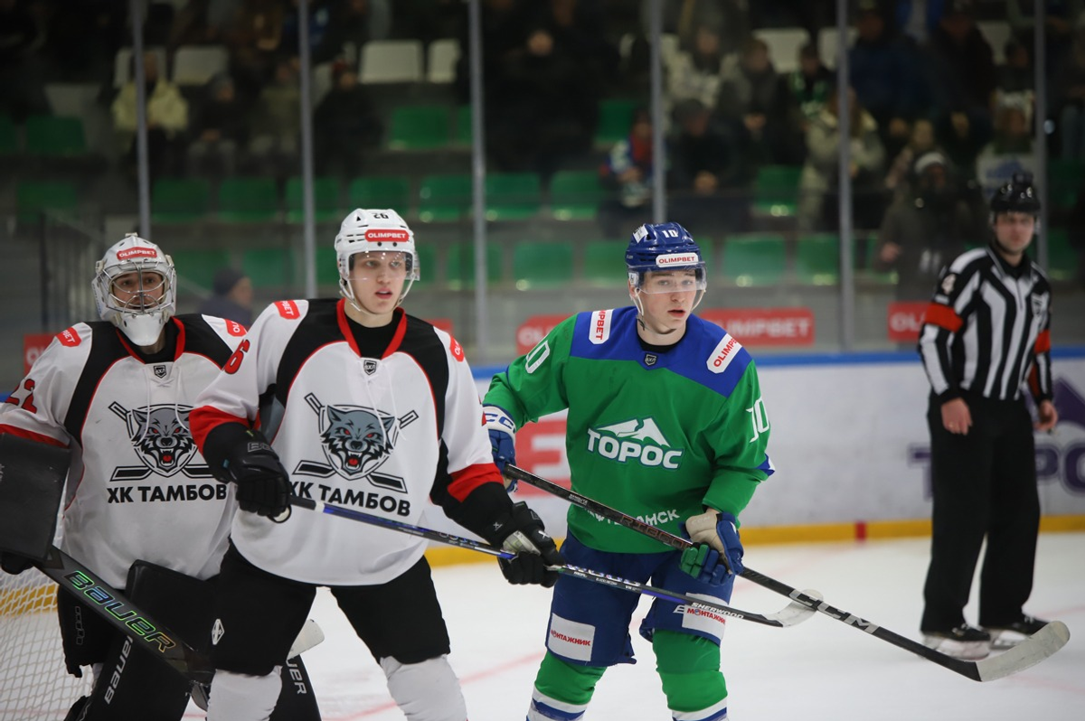 Пресс-служба ХК «Торос». https://hctoros.ru/ Колесников и Ершов перед воротами Королёва.