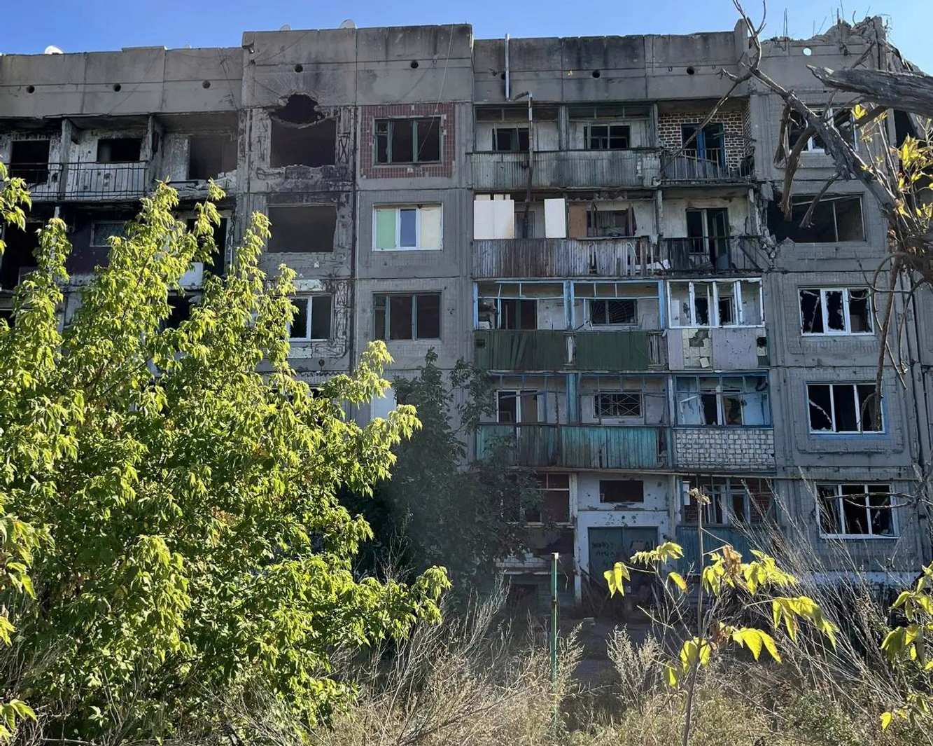 Последствия атак украинских нацистов на мирные города Донбасса.