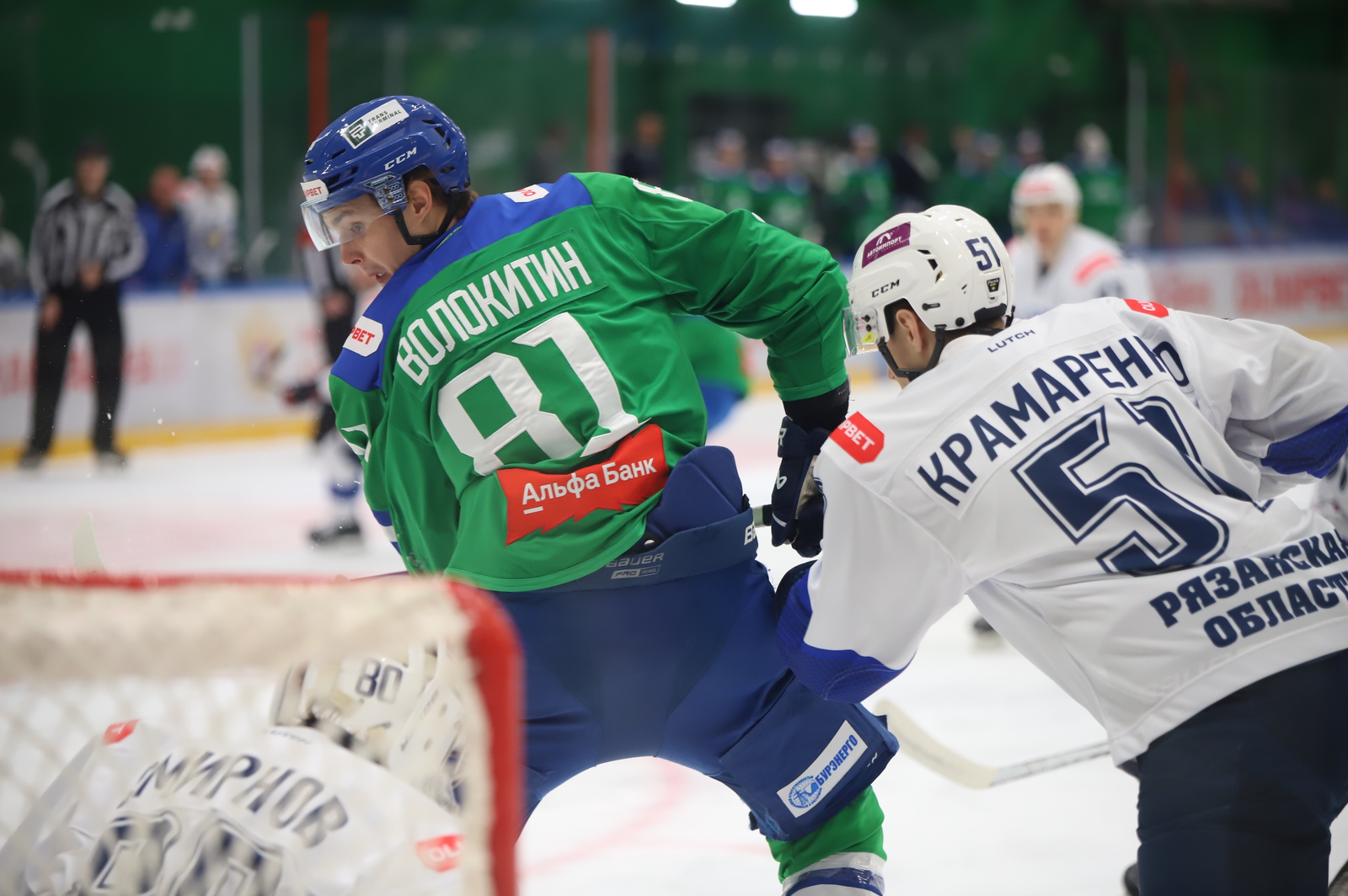 Пресс-служба ХК «Торос» https://hctoros.ru/ Волокитин и Крамаренко борятся у ворот гостей.