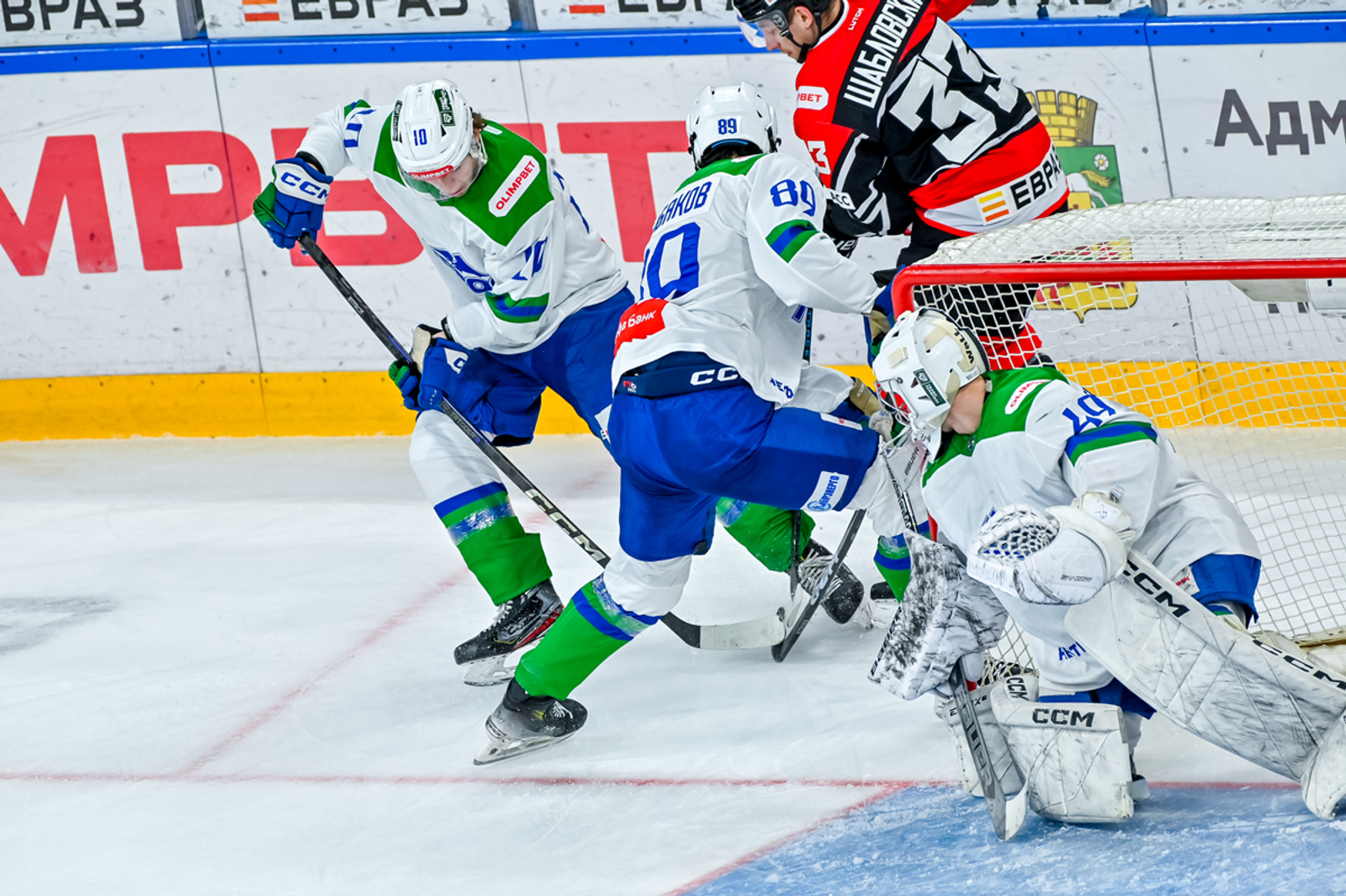 Пресс-служба ХК «Металлург НК». https://metallurg-nk.ru/ Борьба у ворот Брагинского.