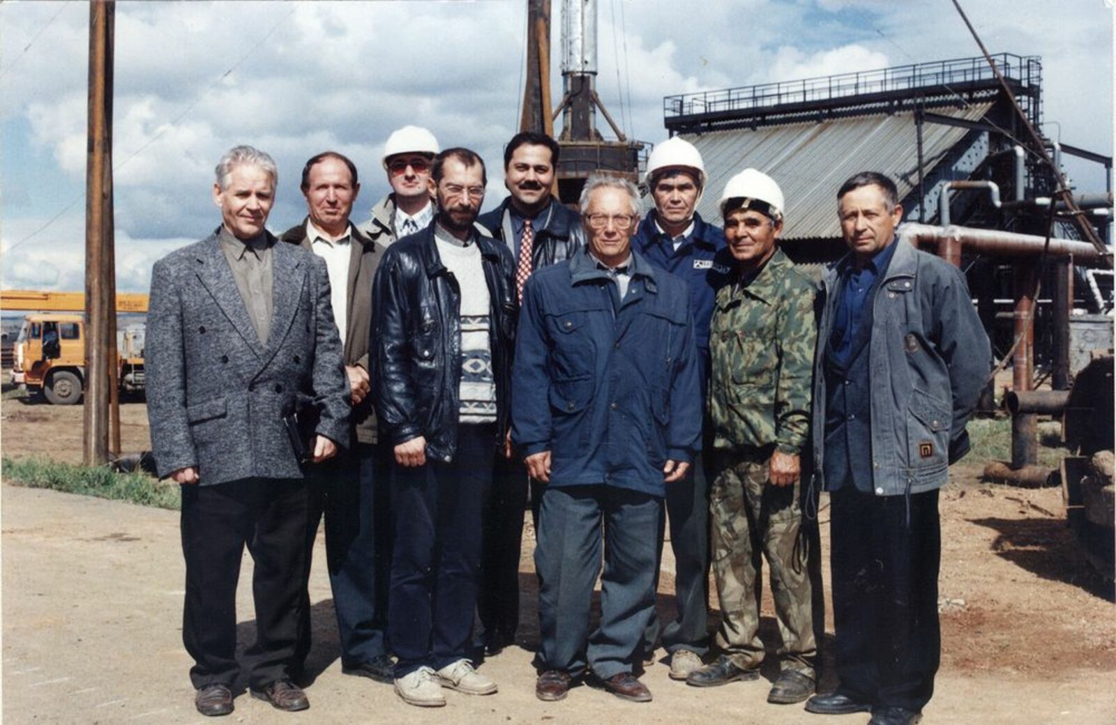 Виталий Николаев (третий справа в каске) на монтаже дымовой трубы в нефтесборном парке «Шушнур». Фото из семейного архива Виталия Николаева.