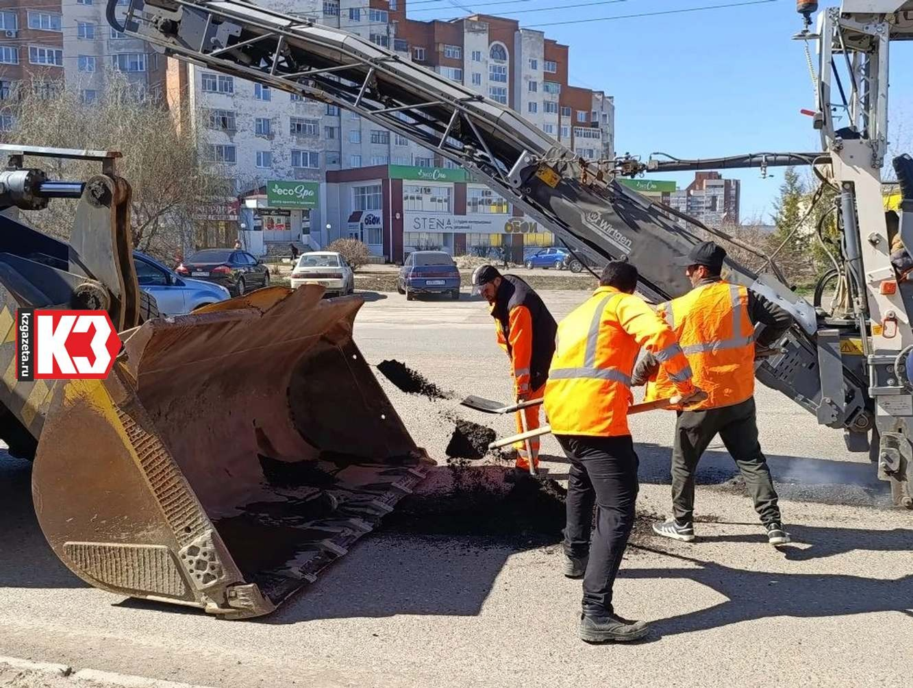 Сейчас идёт первый этап – снимают верхний слой асфальта. Самый «нервный» для водителей, ведь им приходится объезжать образовавшиеся рытвины. Фото: Регина Кузнецова «КЗ».