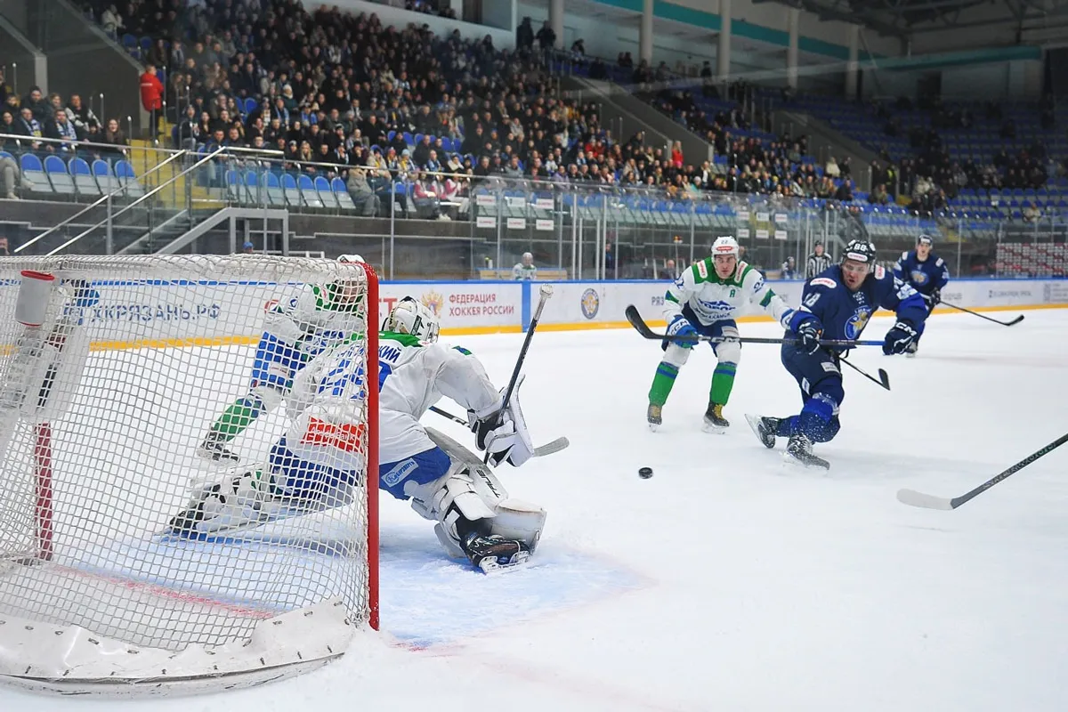 Пресс-служба ХК «Рязань-ВДВ». https://xn--80aniom2a8cu.xn--p1ai/ Шайба летит к Дмитрию Брагинскому.