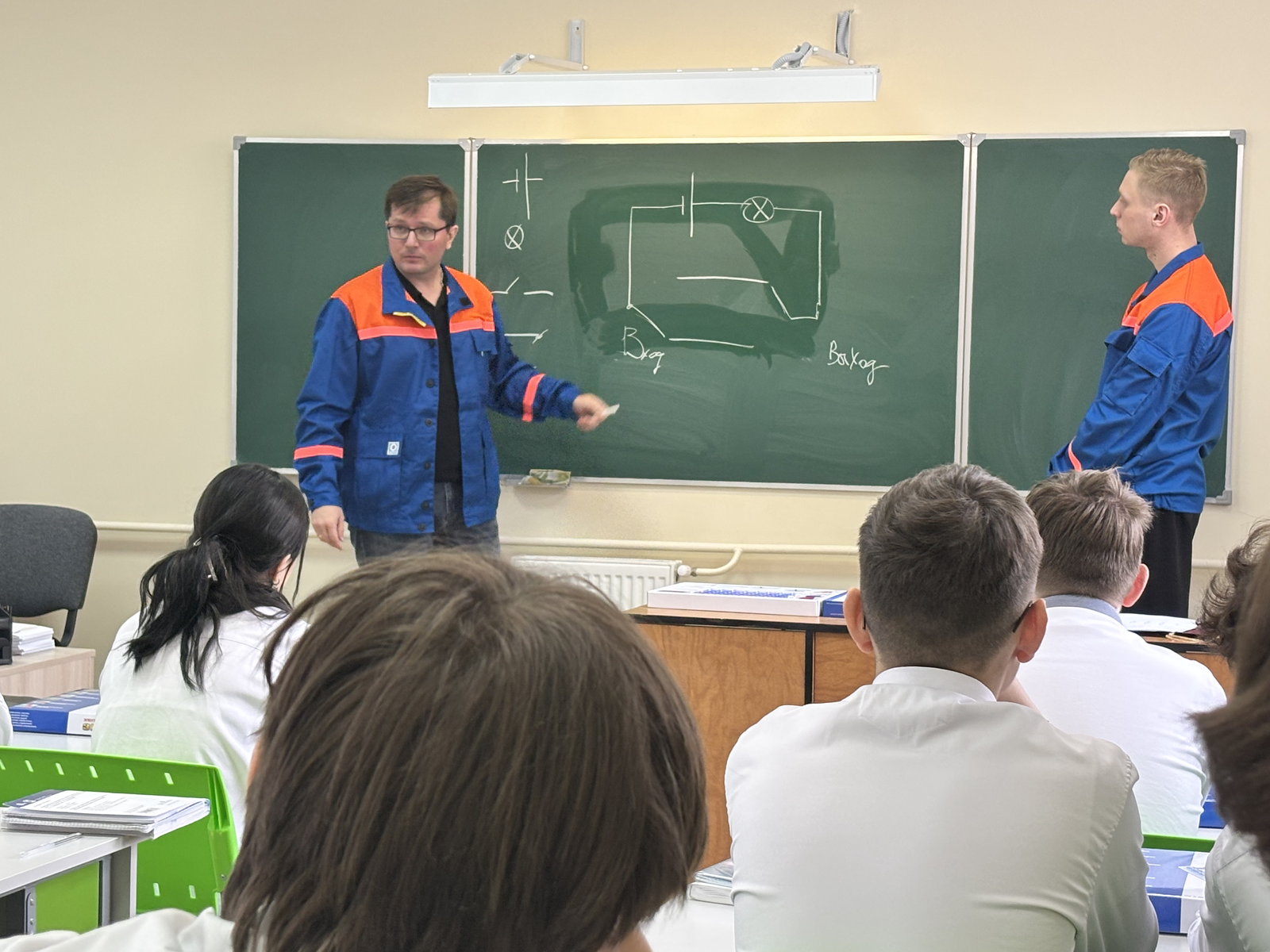 У доски в этот день вместо учителя были сотрудники КГРЭС – замначальника по эксплуатации Р.Неклеёнов и участник молодёжного актива электростанции В.Соломатин. Фото: Татьяна Петрова.