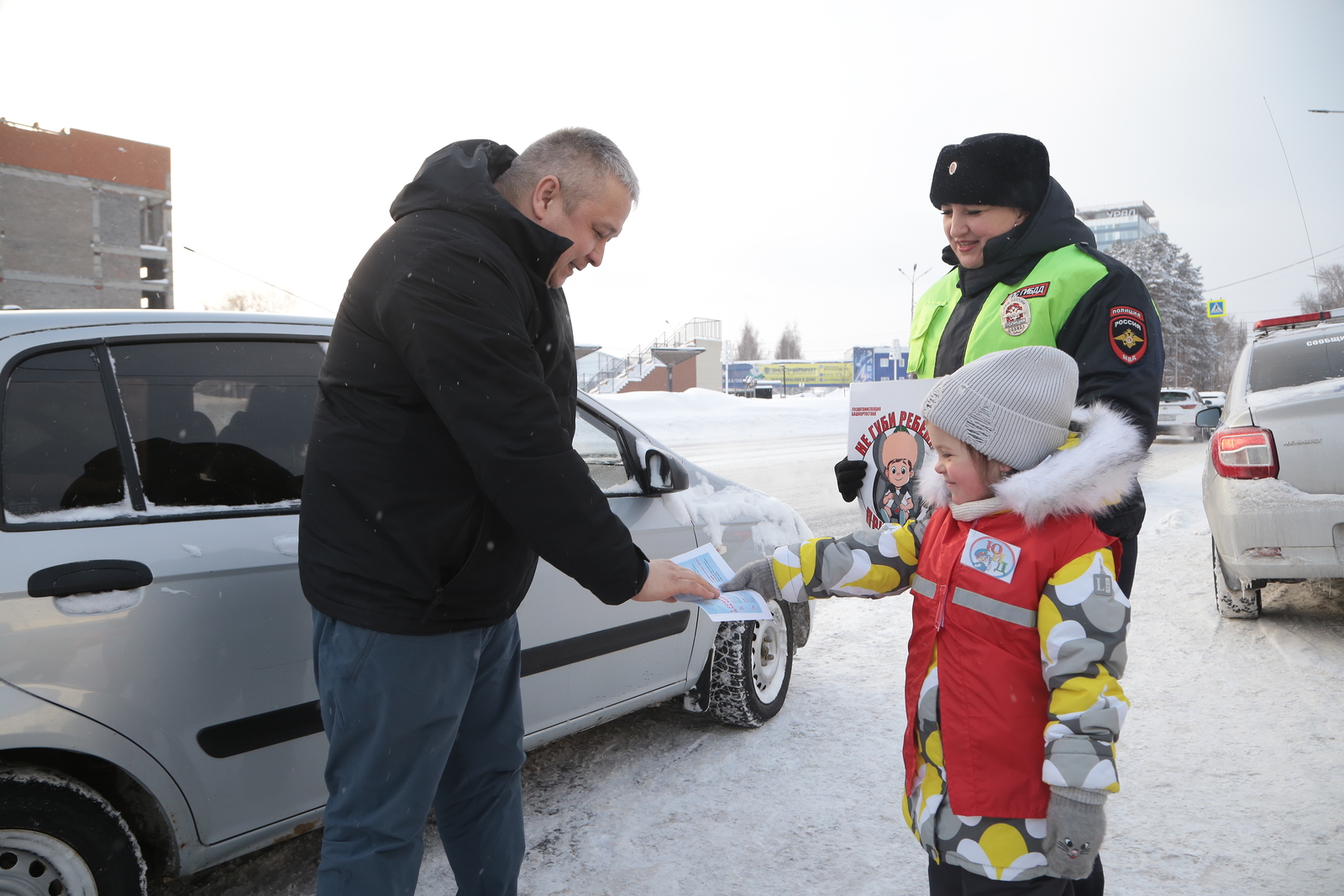 ГАИ г.Нефтекамск. Участником акции стал врач-травмотолог Ратмир Гареев. Своих детей он всегда перевозит в креслах. Знает, что может быть при ДТП.