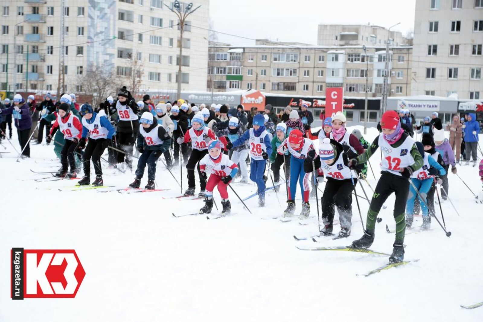 В соревнованиях по лыжным гонкам приняли участие 350 лыжников. Фото: Руслан Никонов, «КЗ».