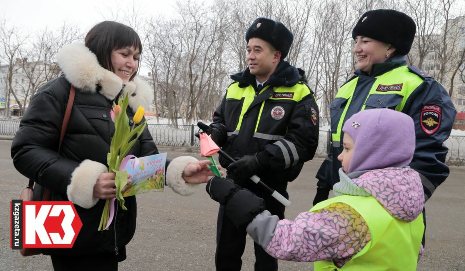 Автоледи принимают поздравления с 8 Марта. Фото: Руслан Никонов, «КЗ».