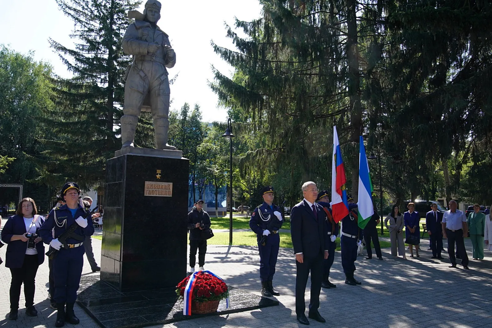 https://glavarb.ru/ru/news/event/radiy-habirov-vozlozhil-cvety-k-pamyatniku-nikolaya-gastello-v-chest-100-letiya-odk-umpo-80082/