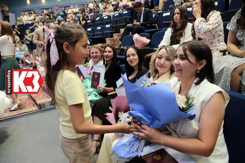 Дочь поздравляет маму с полученным дипломом. Фото: Руслан Никонов, «КЗ».