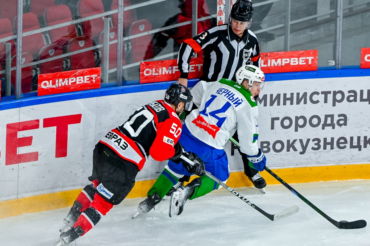 Пресс-служба ХК «Металлург НК». https://metallurg-nk.ru/ Чёрный против Курбатова.