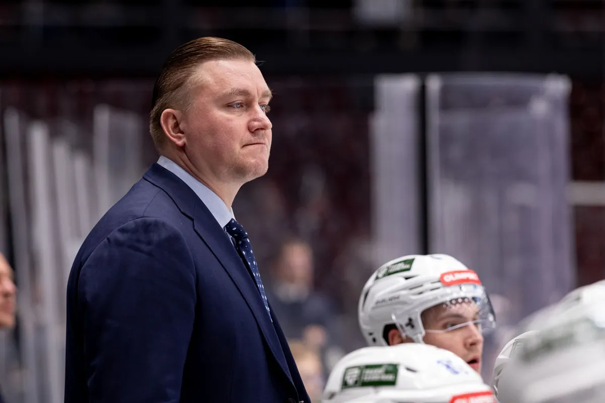 Пресс-служба ХК «Динамо СПБ». https://dynamo-spb.com/ Главный тренер «Тороса» Николай Лемтюгов.