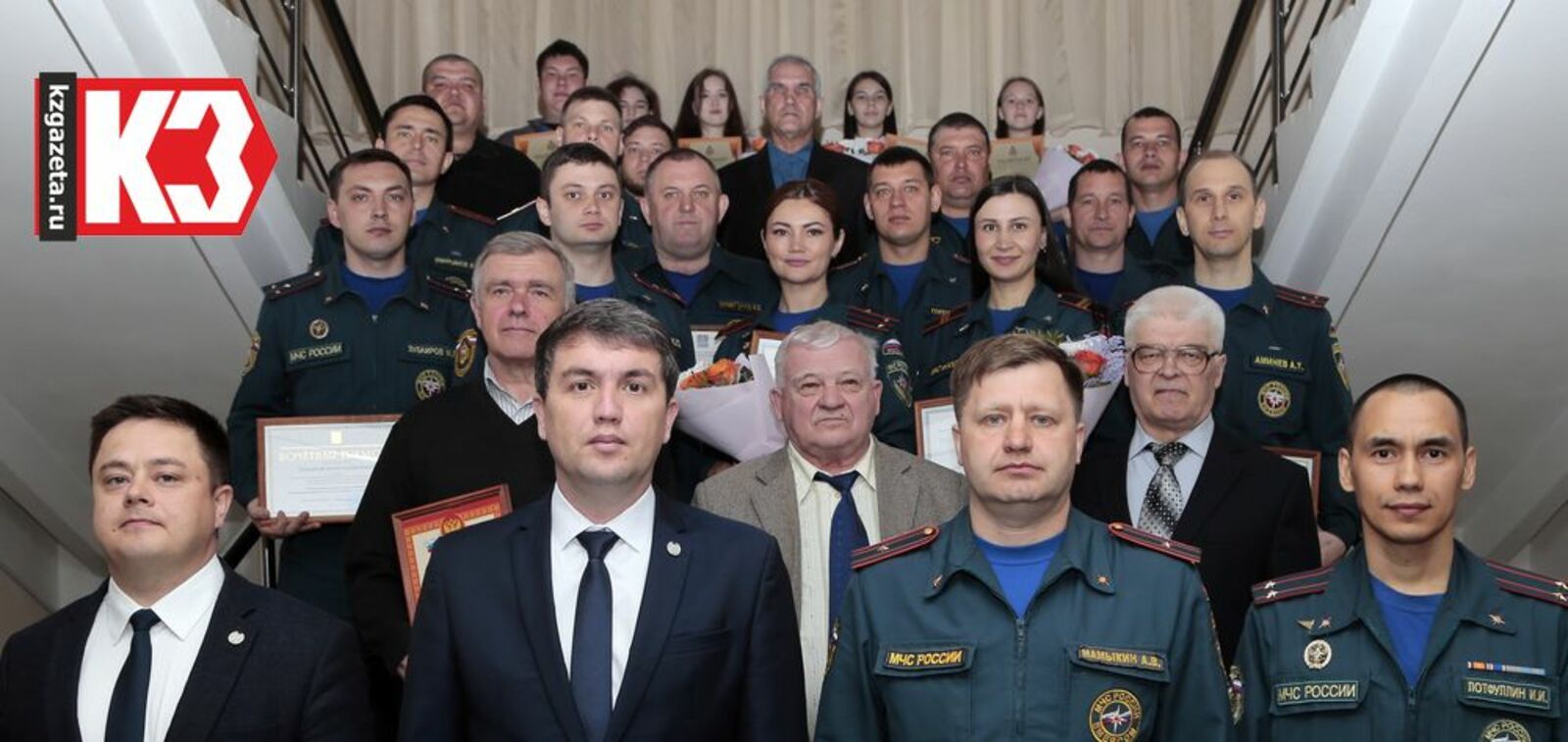 Глава администрации Нефтекамска Эльдар Валидов с сотрудниками и ветеранами пожарных частей. Фото: Руслан Никонов, «КЗ».