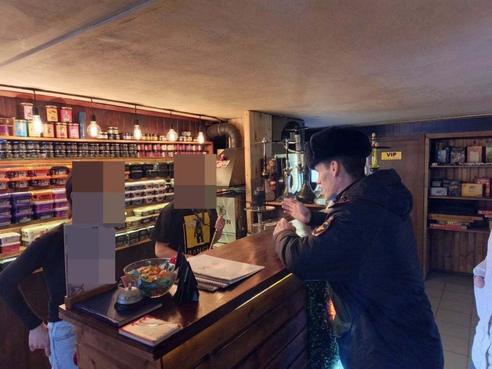 Инспекторы по делам несовершеннолетних посетили места массового пребывания несовершеннолетних: парки, торговые центры, компьютерные клубы.