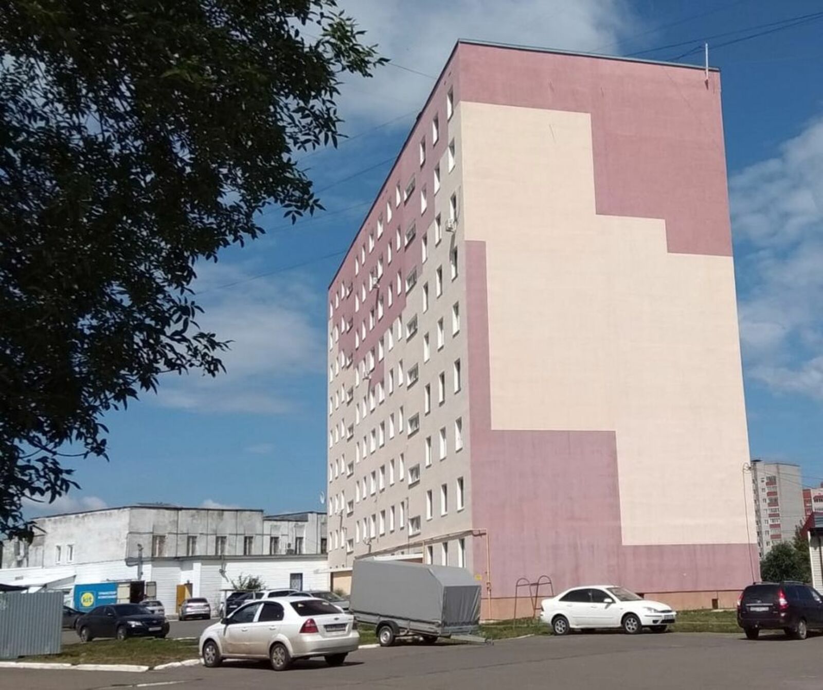 Шесть лет назад по программе кап.ремонта дом был отремонтирован с утеплением и окраской фасада. Фото: Равиля Решетникова.