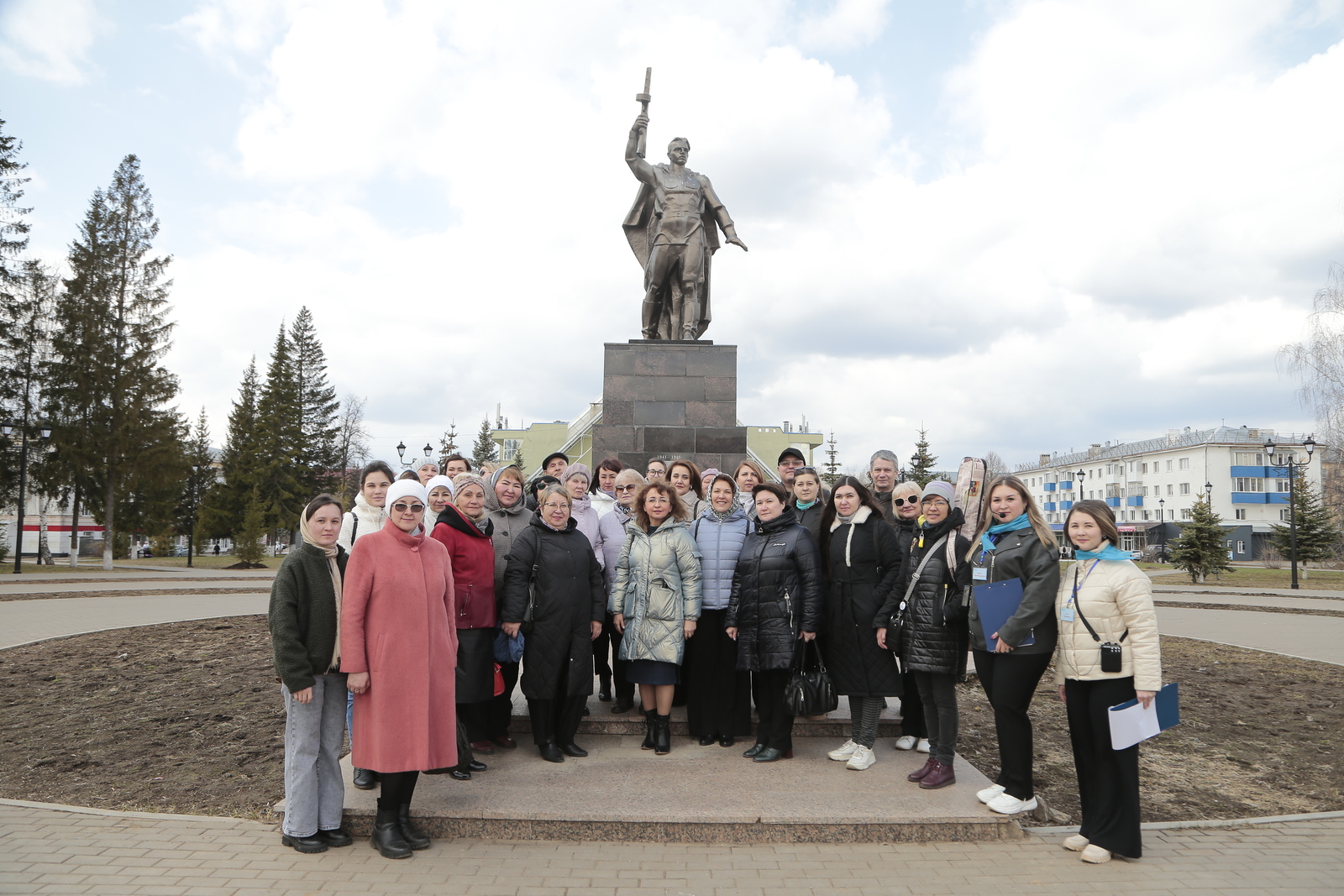 Участники журналистского марафона «И штыком, и пером» почтили память участников Великой Отечественной войны, возложив цветы к памятнику Воину-победителю. Фото: Руслан Никонов, "КЗ".