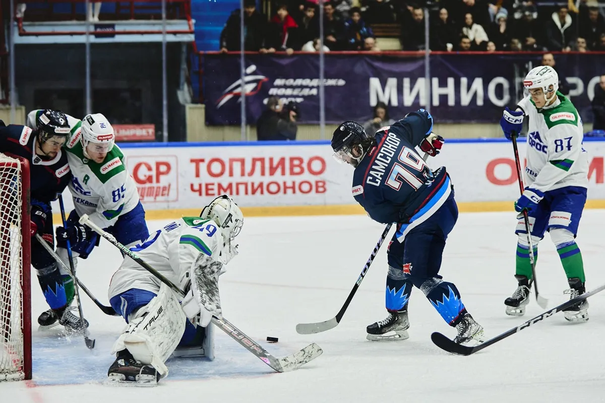 Пресс-служба ХК «Кристалл». https://kristallsaratov.ru/ Самсонов против Брагинского.