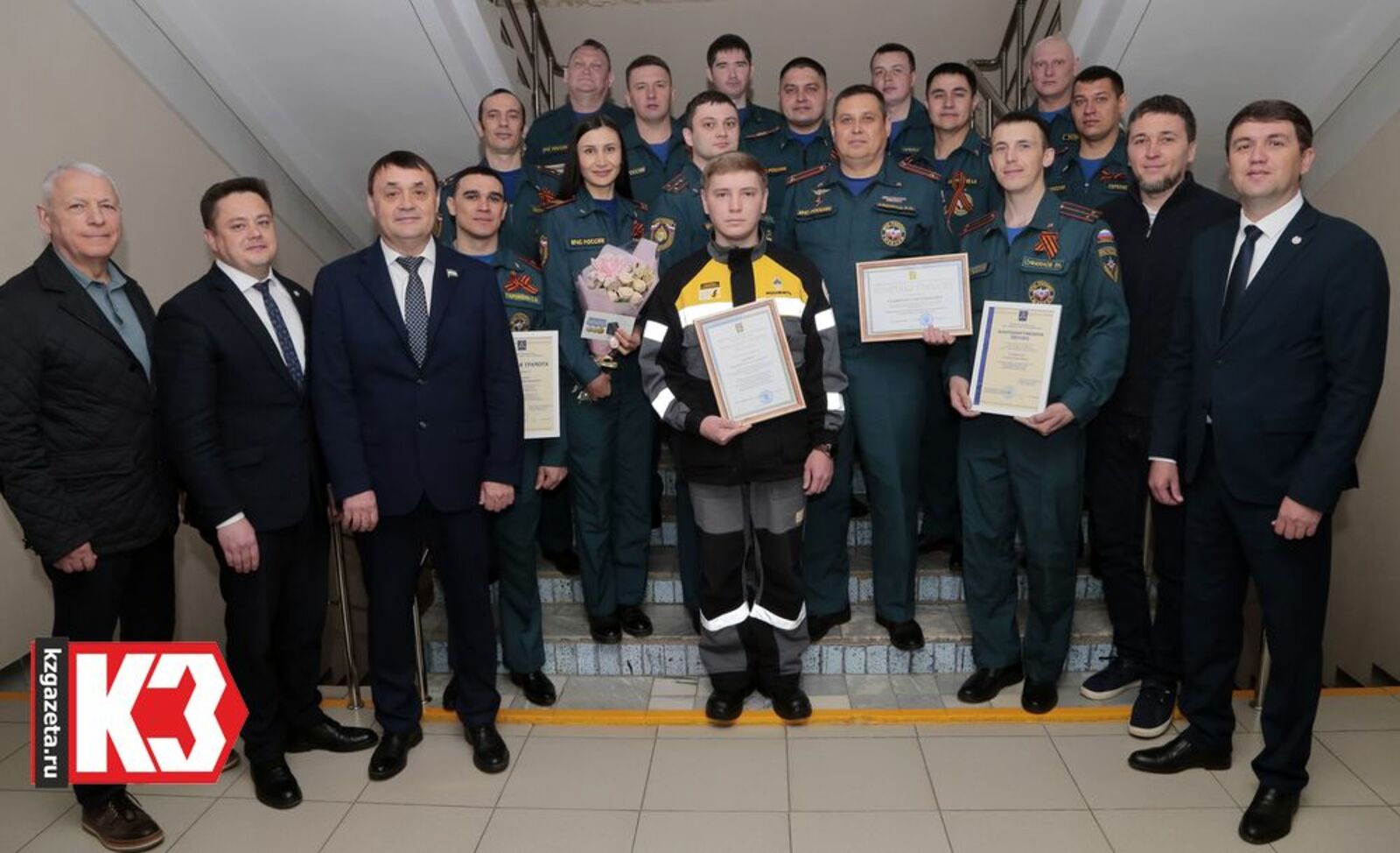 Пожарным вручили почётные грамоты и благодарственные письма, а также ведомственные медали МЧС. Фото: Руслан Никонов, «КЗ».