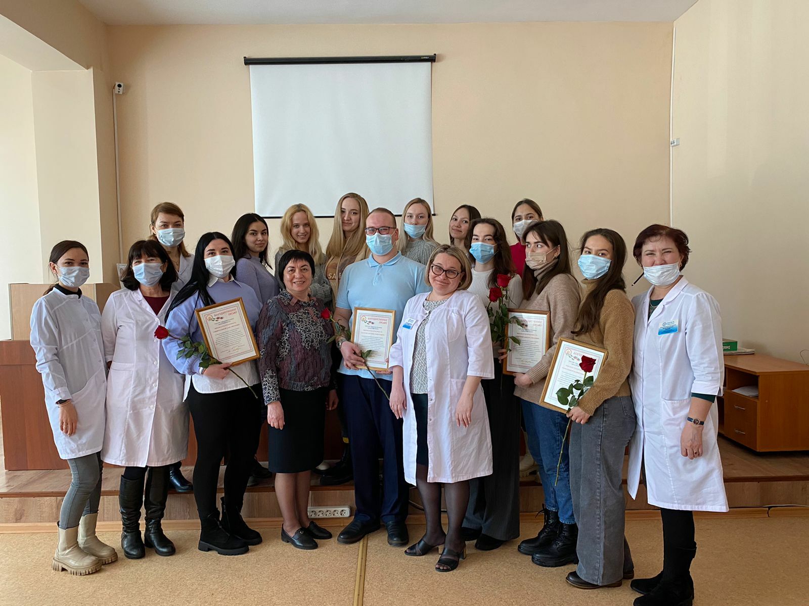 Наталия Валиева.  Двадцать старшекурсников (на левом снимке) и 19 первокурсников Башкирского госмедуниверситета помогали нефтекамским медикам в борьбе с COVID-19.