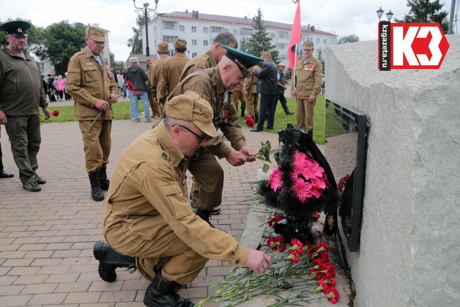 Ветераны боевых действий возложили цветы к памятнику. Фото: Руслан Никонов, «КЗ».