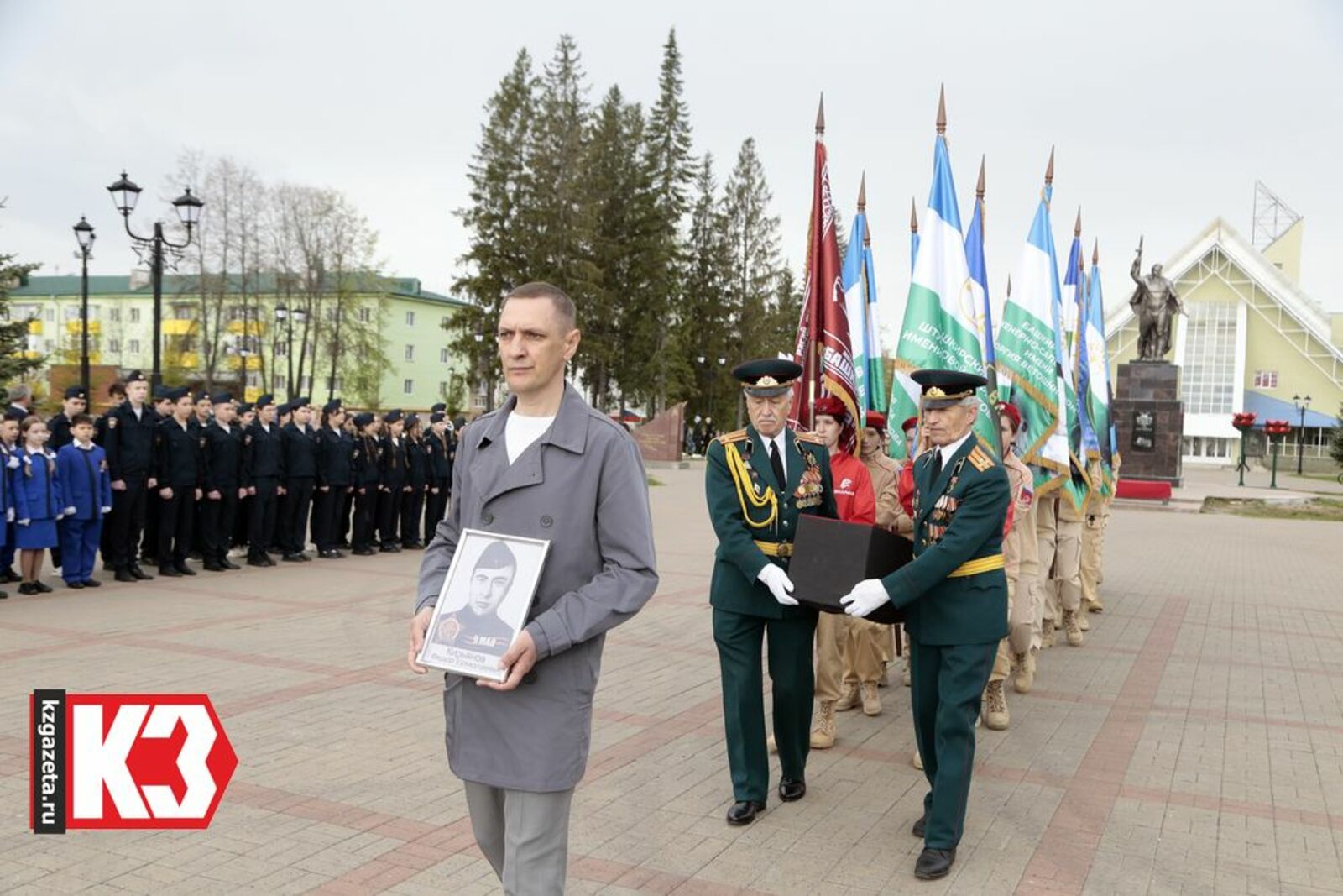 Сергею Ценёву был передан прах деда – участника Великой Отечественной войны  Фёдора Ермолаевича Кирьянова. Фото: Руслан Никонов, «КЗ».