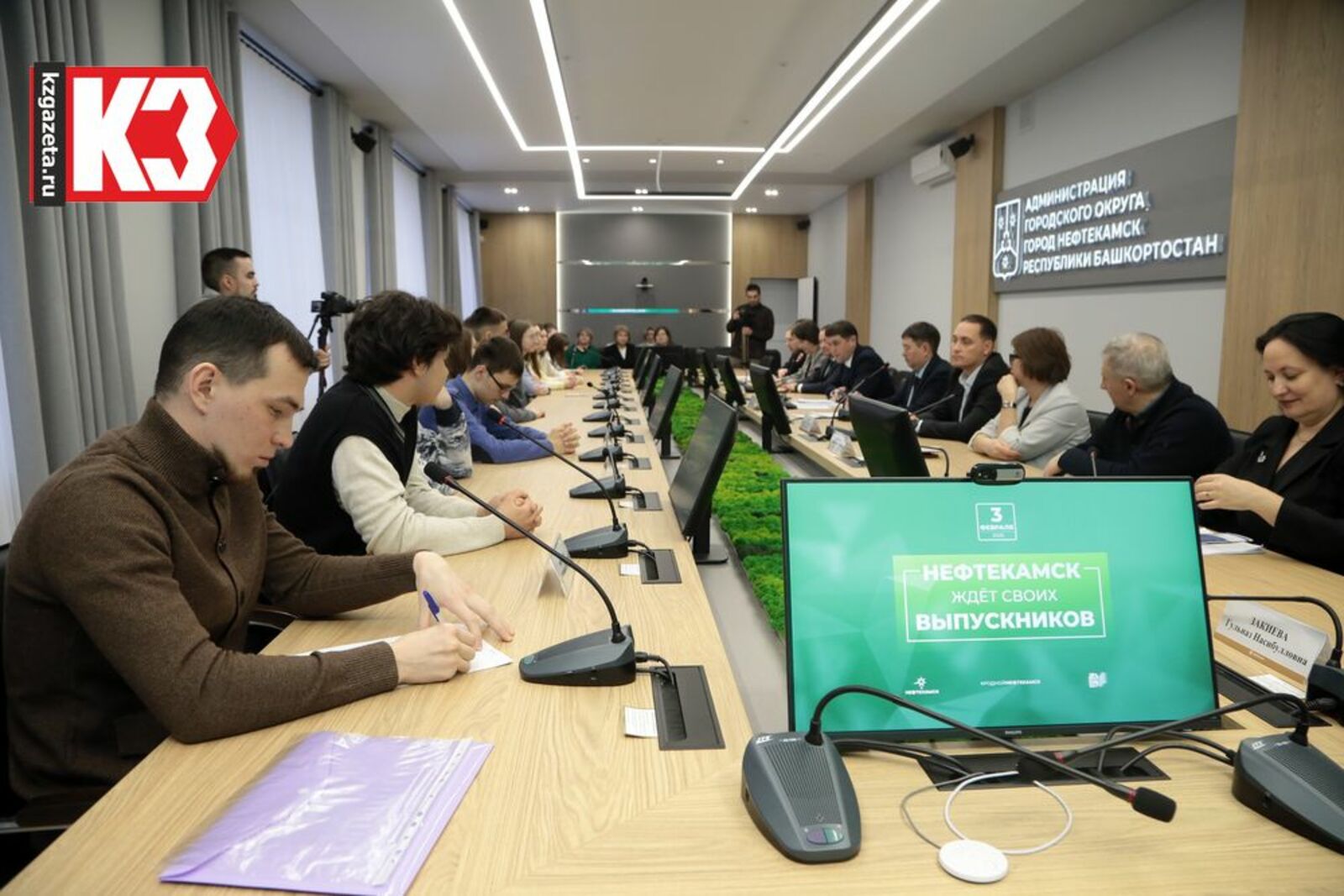 За одним столом встретились студенты, обучающиеся в вузах страны, и руководители нефтекамских предприятий – потенциальные работодатели. Фото: Руслан Никонов, «КЗ».