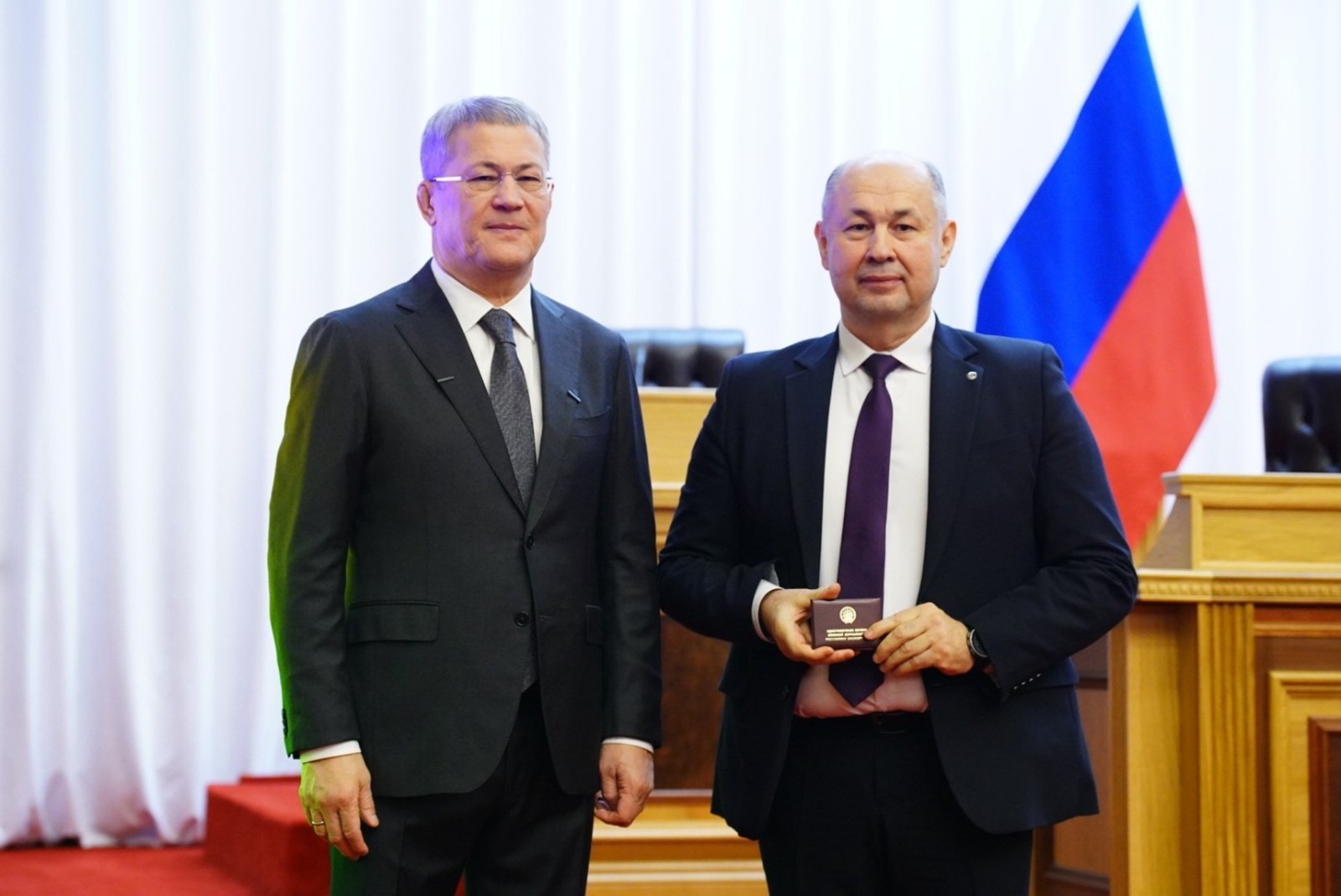 Удостоверение военкора из рук Радия Хабирова получил и председатель Союза журналистов РБ Вадут Исхаков. Фото: Олег Яровиков.