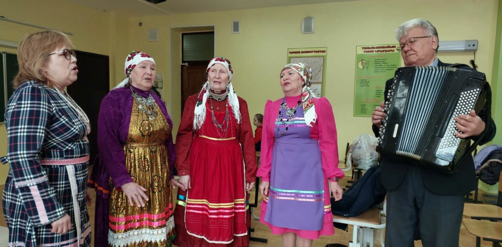 Фидания Садырова и Роза Шарафисламова пришли на выборы в удмуртских национальных костюмах, и с группой поддержки устроили небольшой праздничный концерт.