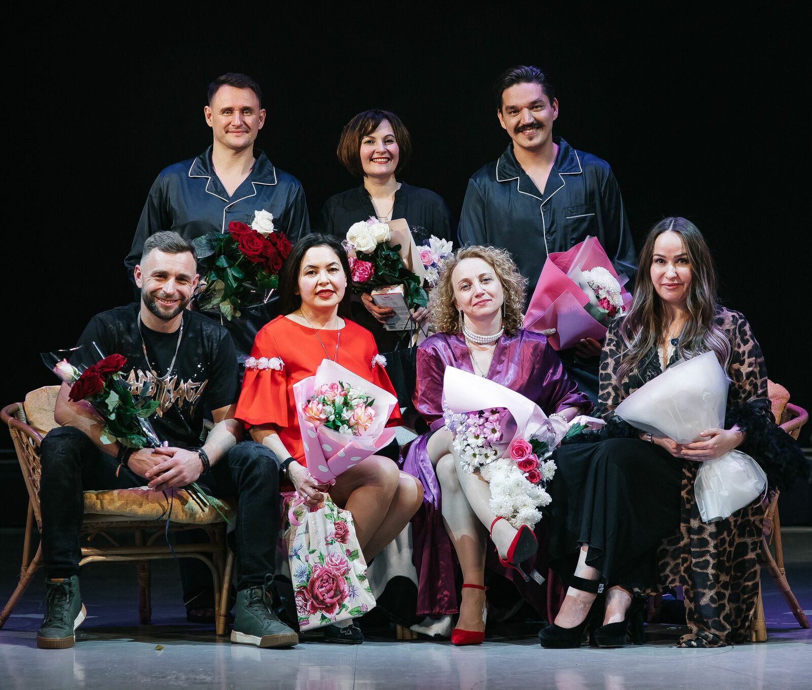 Режиссёр русского народного театра Ильмира Алетдинова в окружении актёров. Фото: Мария Перехватова.