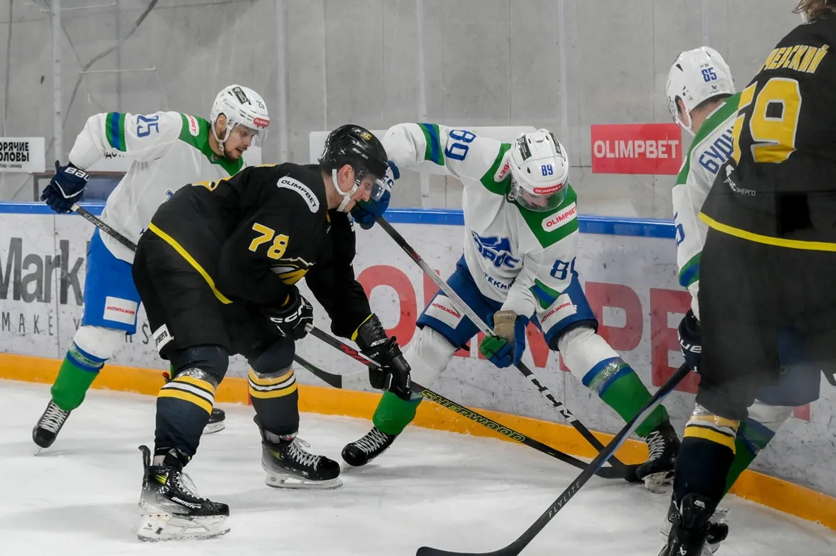 Пресс-служба ХК «Дизель». https://hcdizel.ru/ Щербаков и Балашов ведут борьбу у борта.