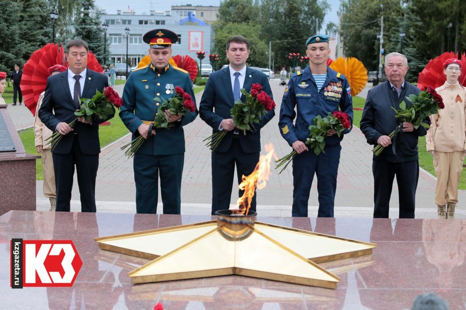 Возлагая цветы к Вечному огню, мы отдаём дань памяти и уважения воинам, погибшим во имя Родины. Фото: Руслан Никонов, «КЗ».