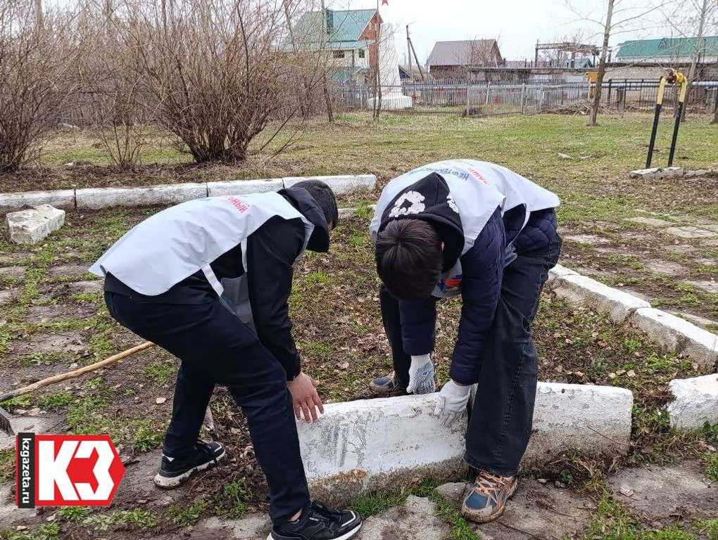 Вернули на место бордюрные камни, лежавшие в стороне. Фото: Регина Кузнецова, «КЗ».