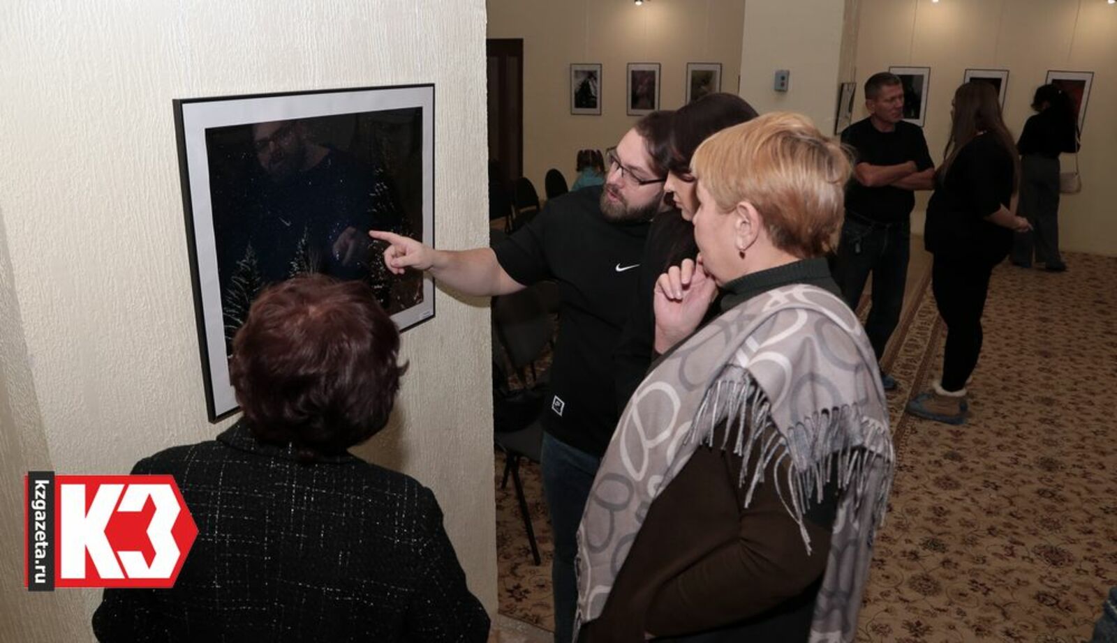 В картинной галерее «Мирас» открылась фотовыставка городских фотохудожников. Фото: Руслан Никонов, «КЗ».