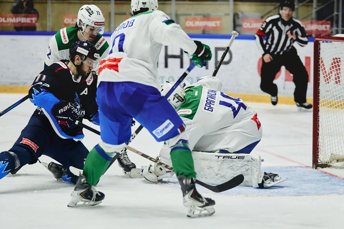 Пресс-служба ХК «Кристалл». https://kristallsaratov.ru/ Брагинский накрывает шайбу.