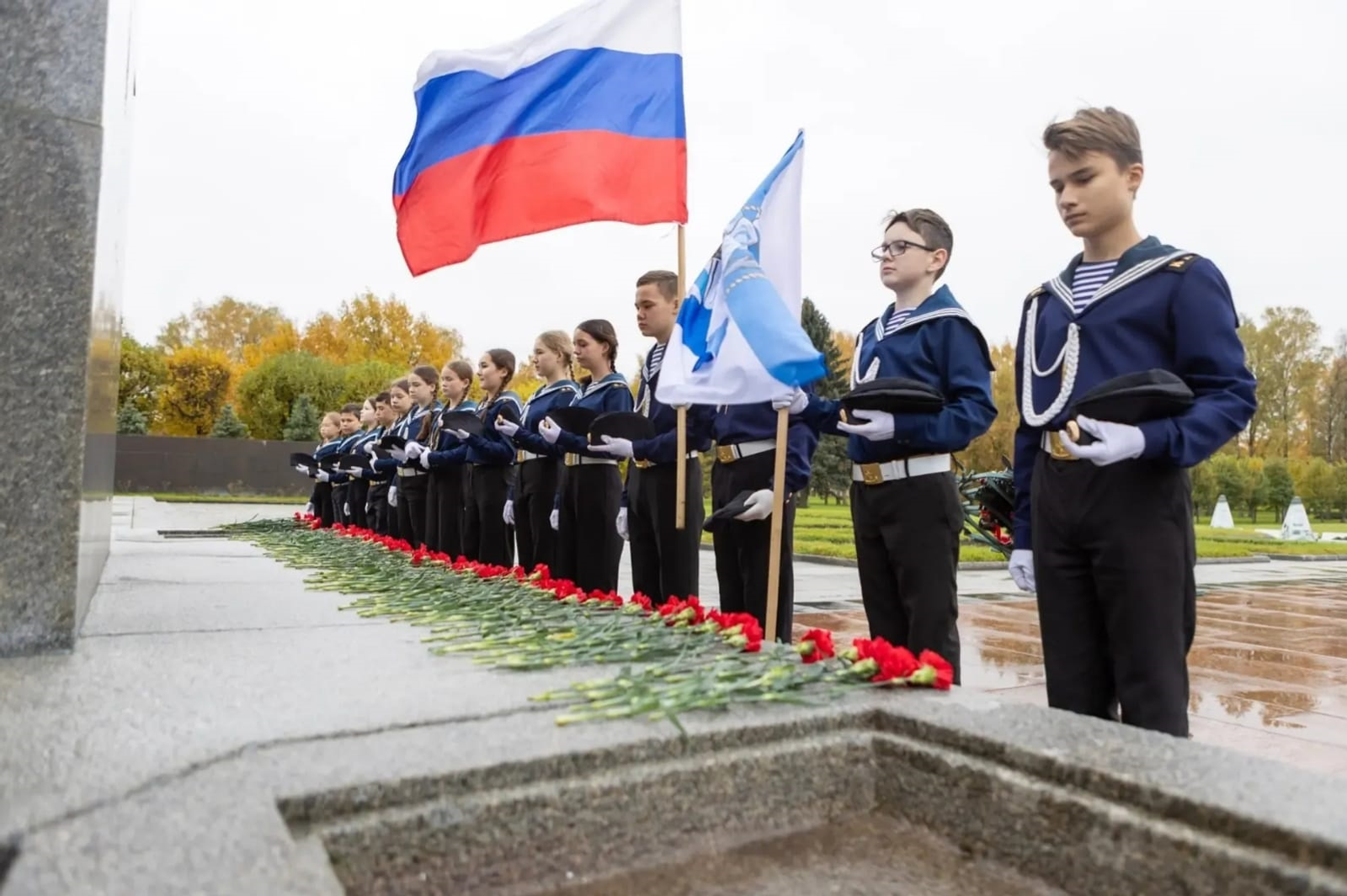 Юнги возложили цветы к Пискарёвскому мемориалу – в знак памяти о погибших в блокаду ленинградцах.