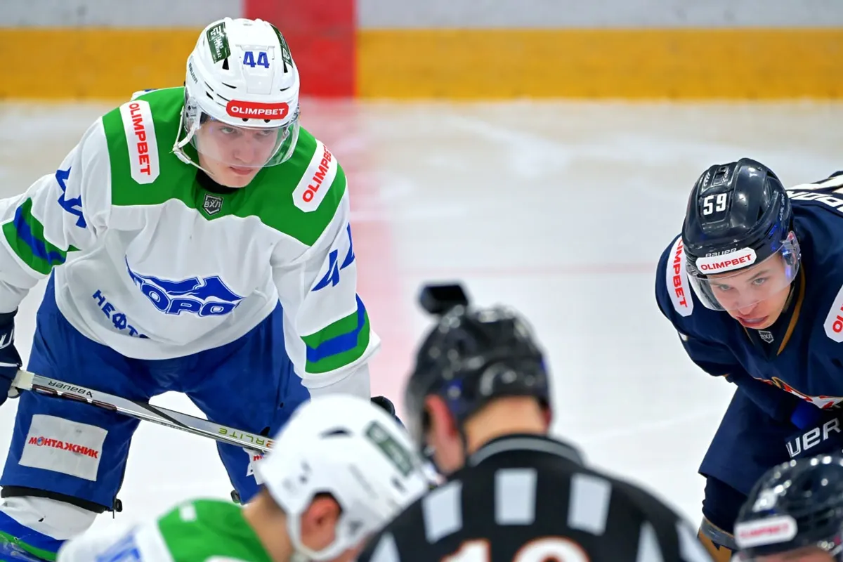 Пресс-служба ХК «Олимпия». https://hcolimpia.ru/ Николай Хворов и Денис Сорокин перед вбрасыванием.