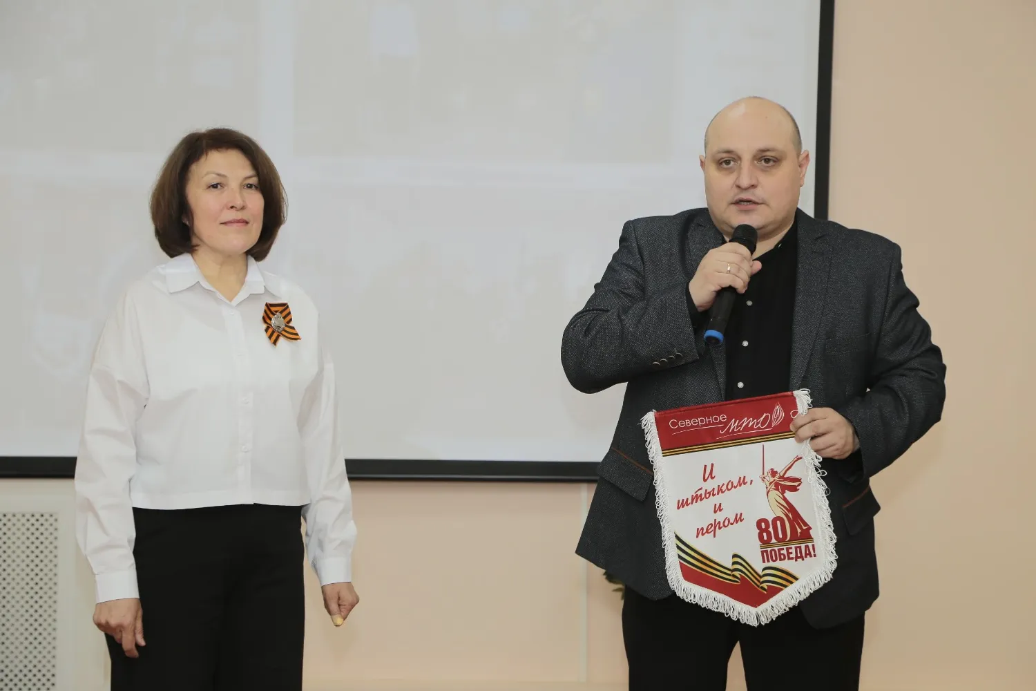Главный редактор газеты «Янаульские зори» передаёт штандарт марафона нефтекамским коллегам. Фото: Руслан Никонов, "КЗ".