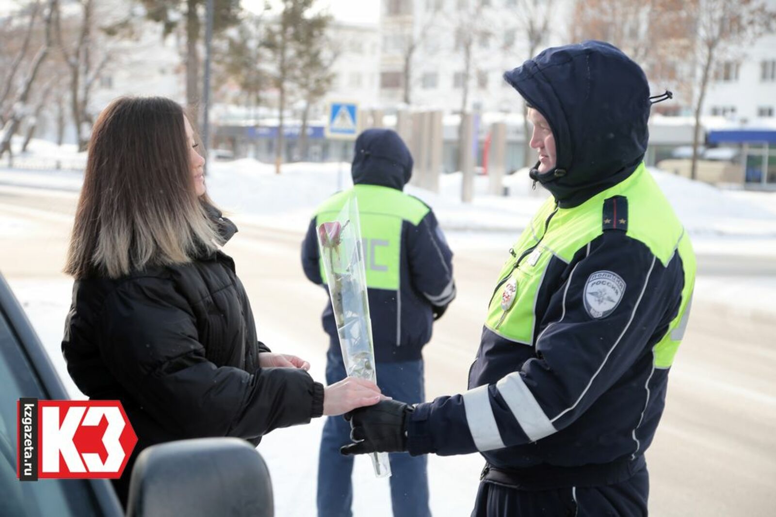 Поздравление женщин-водителей – добрая традиция Госавтоинспекции. Фото: Руслан Никонов, «КЗ».
