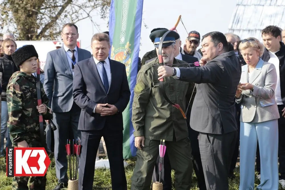 Почётные гости приняли участие в мастер-классе по стрельбе из лука и в рубке шашкой. Фото: Руслан Никонов, «КЗ».