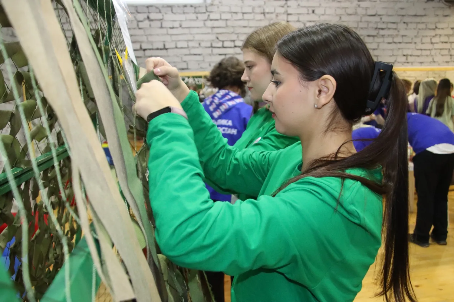Плетение маскировочных сетей – одна из главных задач многих волонтёров. Фото: Алина Мадешина.