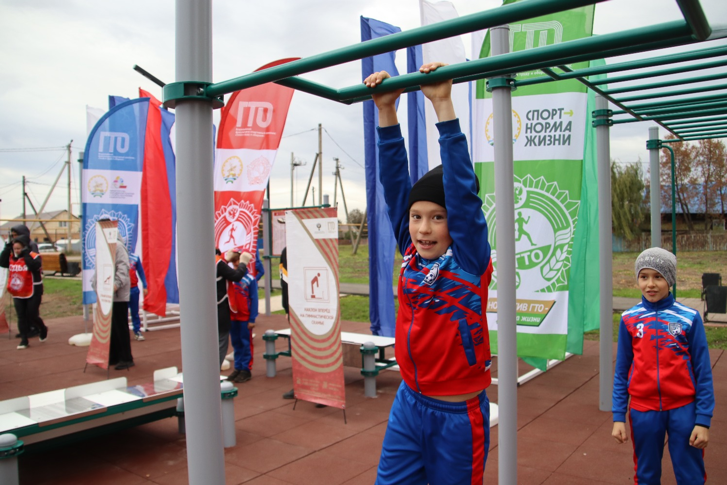 Первыми протестировали новую площадку юные спортсмены. Фото: Алина Мадешина.