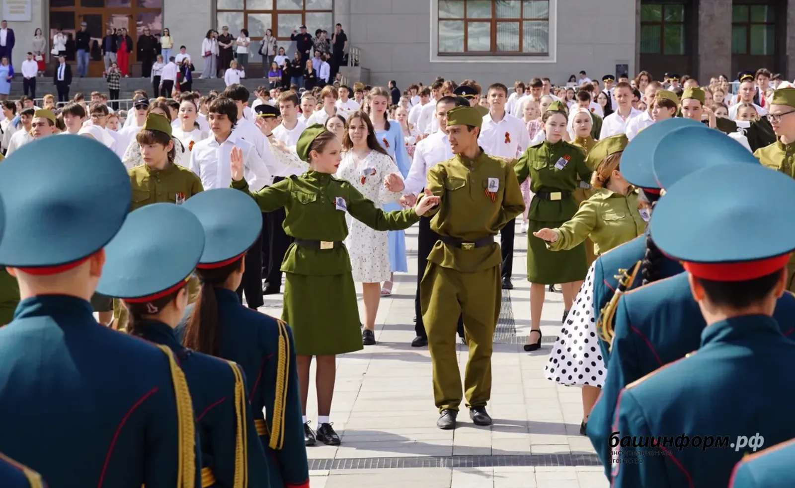 Олег Яровиков | ИА «Башинформ» https://www.bashinform.ru/news/social/2026-05-08/v-ufe-na-sovetskoy-ploschadi-v-tretiy-raz-proshyol-vals-pobedy-4654214